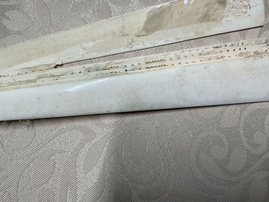 Antigo leque com base em osso para ser recuperado