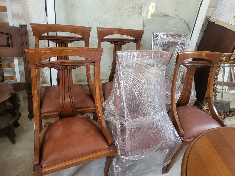 Mesa Redonda e 6 cadeiras em pele