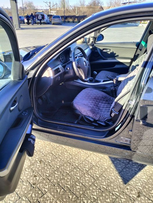 Бодрая BMW e90, два литра