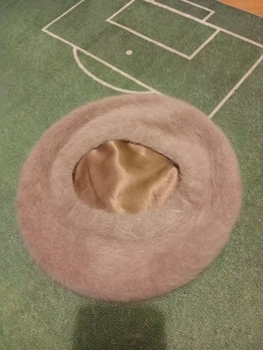 Brązowy beret damski