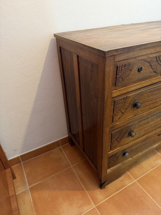 Cómoda antiga em madeira maciça com 6 gavetas