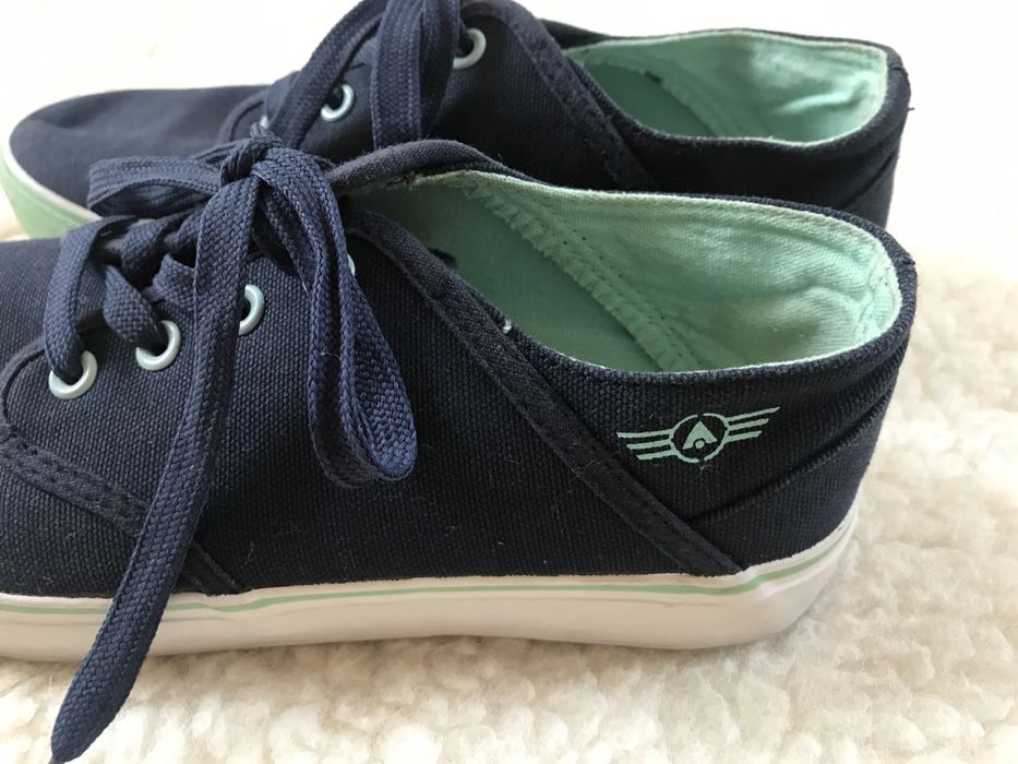 Granatowe trampki McArthur na wysokiej podeszwie miętowe buty sportowe