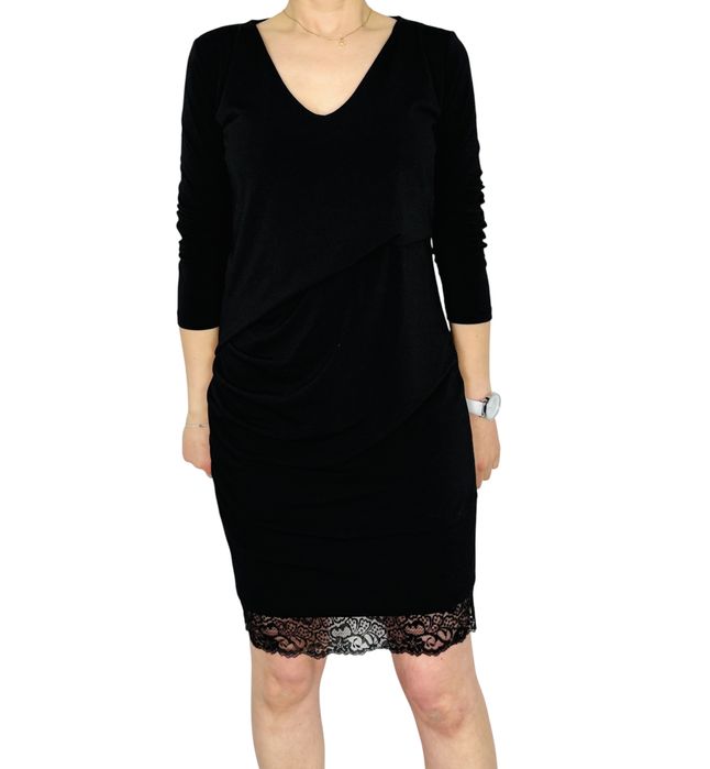 Czarna sukienka z koronkową lamówką M 38