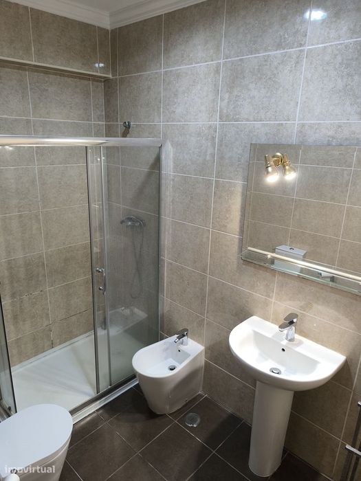 Apartamento T3, parcialmente mobilado. Pragal - Almada.