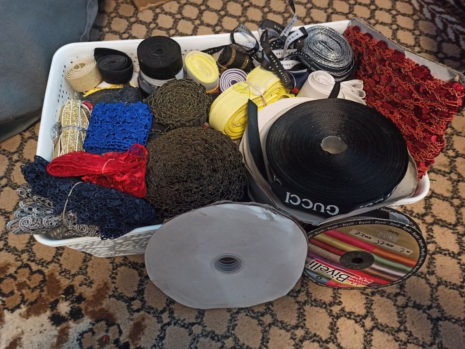 Нитки ,кнопки,стрази