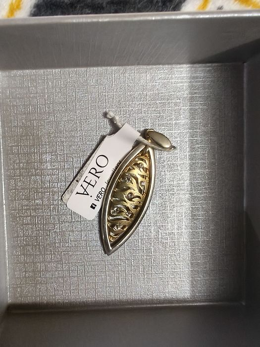 Zawieszka z cyrkoniami, srebro pozłacane.