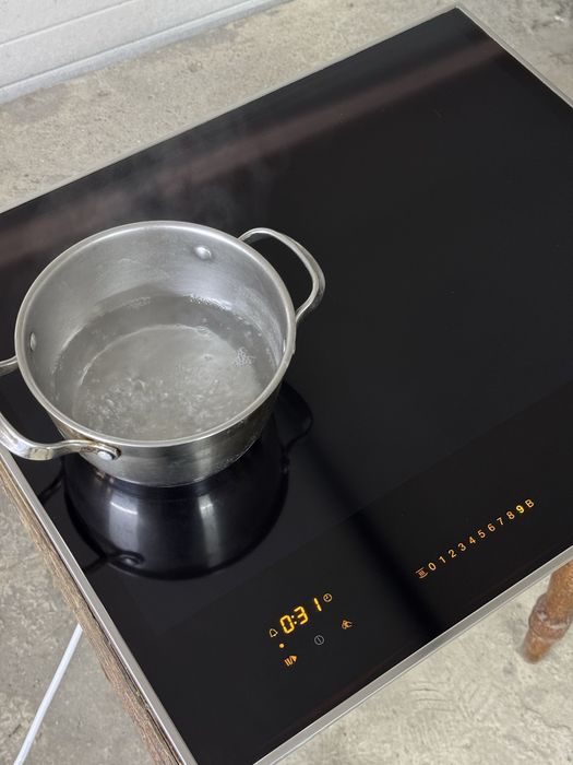 Miele KM 7667 FR — преміальна індукційна поверхня з алюмінієвою рамкою.