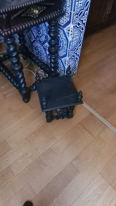 Mesa em madeira com pernas torneadas em aspiral com  78cm comprimento,  largura 53cm e 90cm de altura
