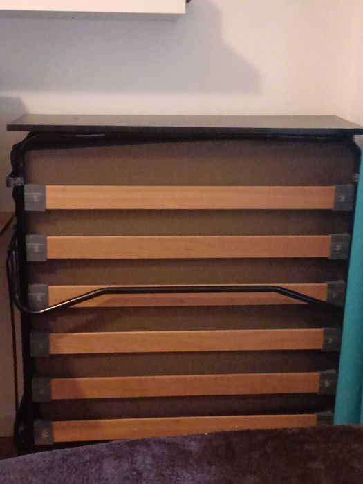 Cama/sofá c/ colchão em boa condição nova com 2 anos