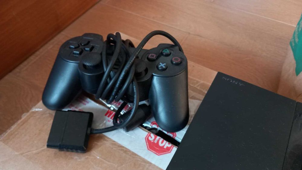 PS2 com marcas de uso - Inclui comando e cabos