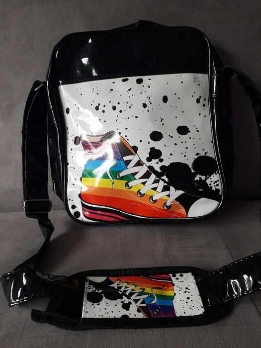 Torba na ramię czarna-kolory tęczy. Wymiary szer. 25, wys. 30, gł. 8