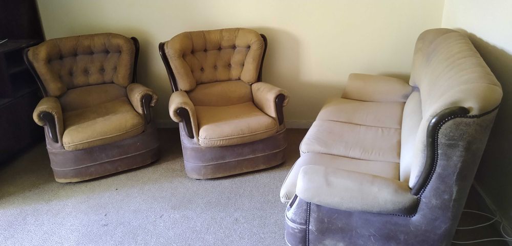 Sofá-cama e duas poltronas de oferta