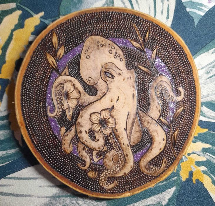 Polvo Feito em Pirografia e Pintura, Á Mão