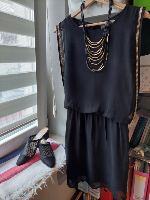 Czarna,  wyjątkowa sukienka ze złotym wykończeniem