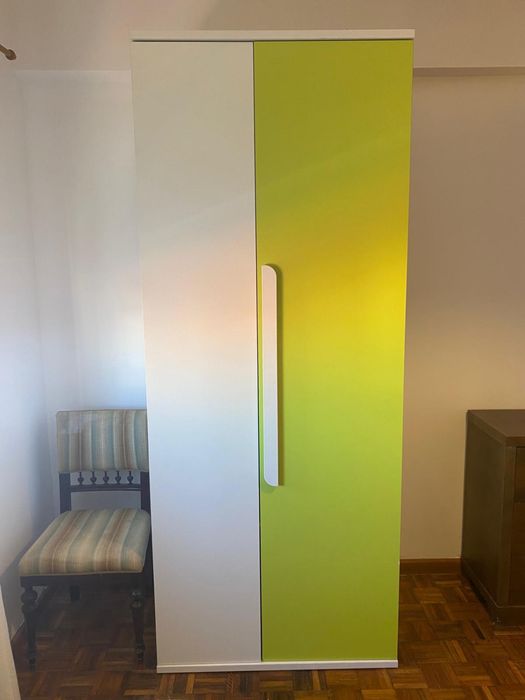 Beliche com duas camas e Armário