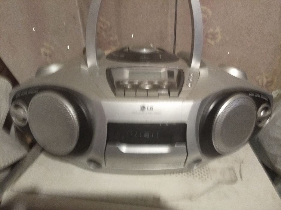 магнитолу и с радио и чтением дисков LG