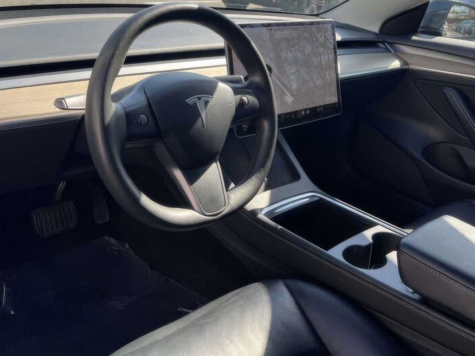 Tesla Model 3      2021