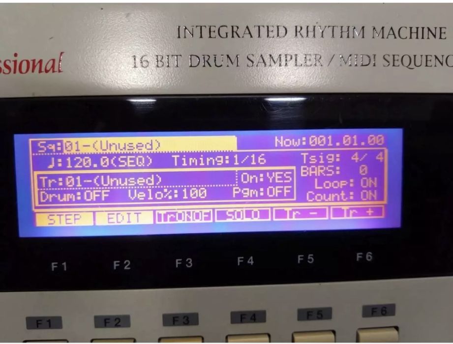 AKAI MPC 2000 sampler