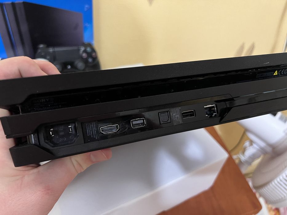 Ігрова консоль Sony Playstation 4 Pro 1TB + 2 геймпада