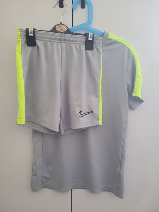 Спортивний костюм від Nike, оригінал
Футболка розмір М (137-147 см): д