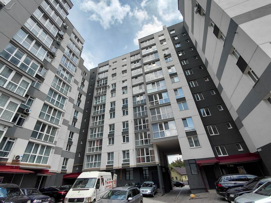 Продаж 2к квартири 69 кв. м на вул. Білогірська