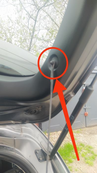 Фиксатор полки багажника