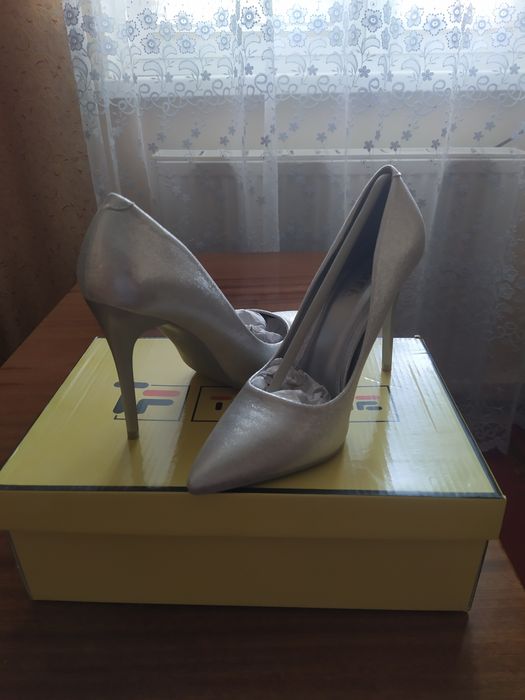 Жіноче   взуття.