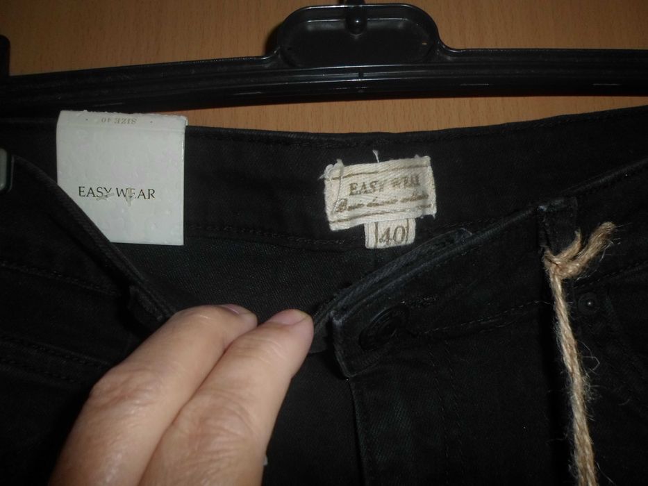 saia com bolsos da marca Easy Wear para mulher jovem