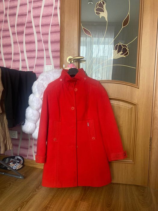 Осіннє пальто,яскраво червоного кольору