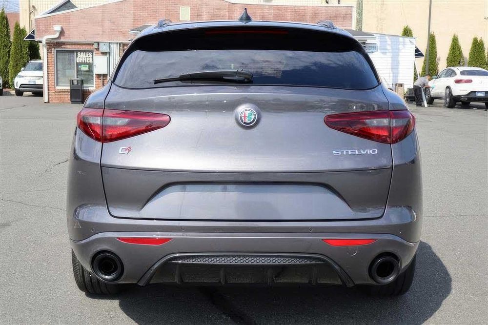 Alfa Romeo Stelvio Veloce      2023