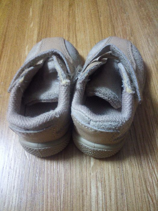 sapatos de camurça e pele