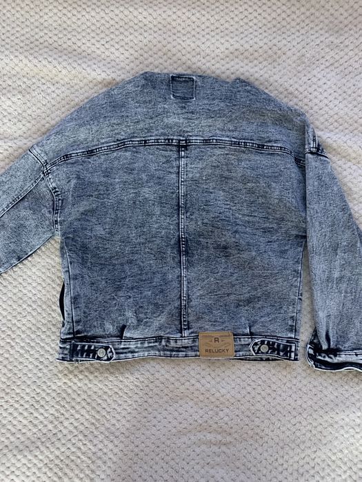 Джинсова куртка сірого кольору