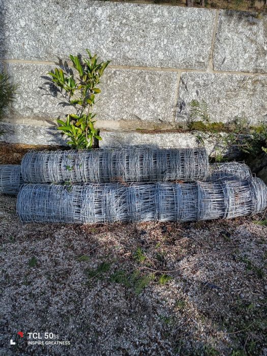 Rolos de arame tem 50/60 metros cada um.