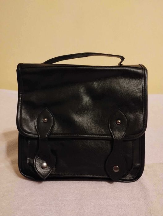 Czarny plecak plecaczek ze sztucznej skóry marki KOTON