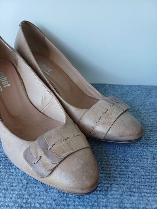 Beżowe buty na obcasach rozmiar 39 eksbut