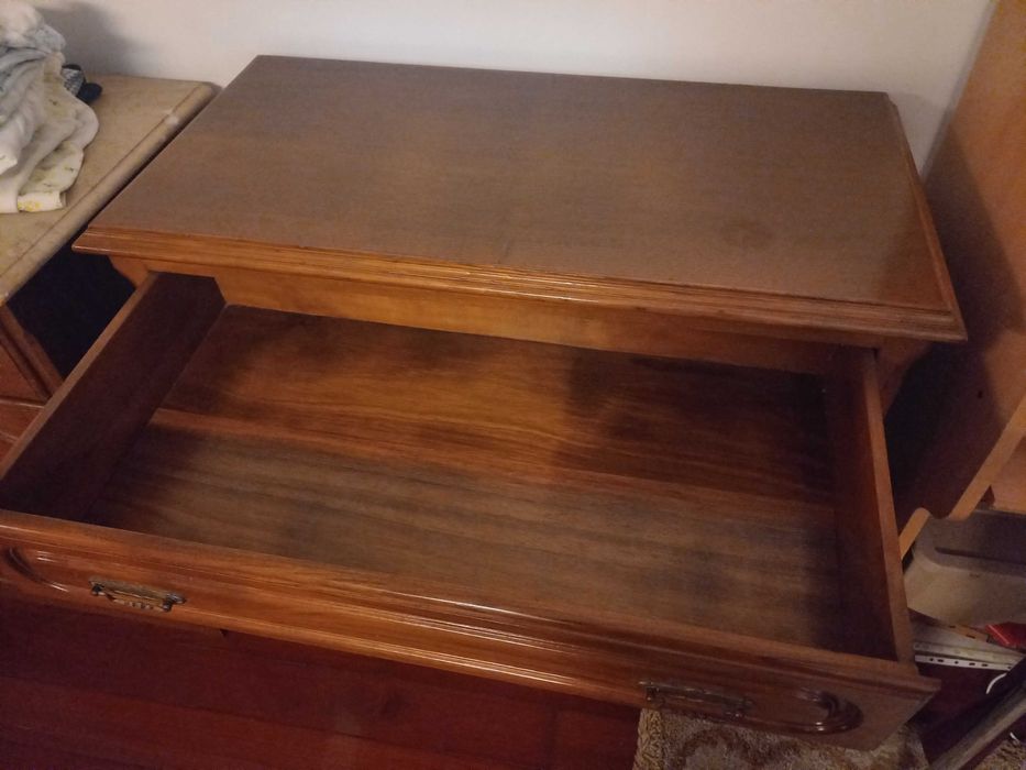 Quarto completo em madeira de castanho