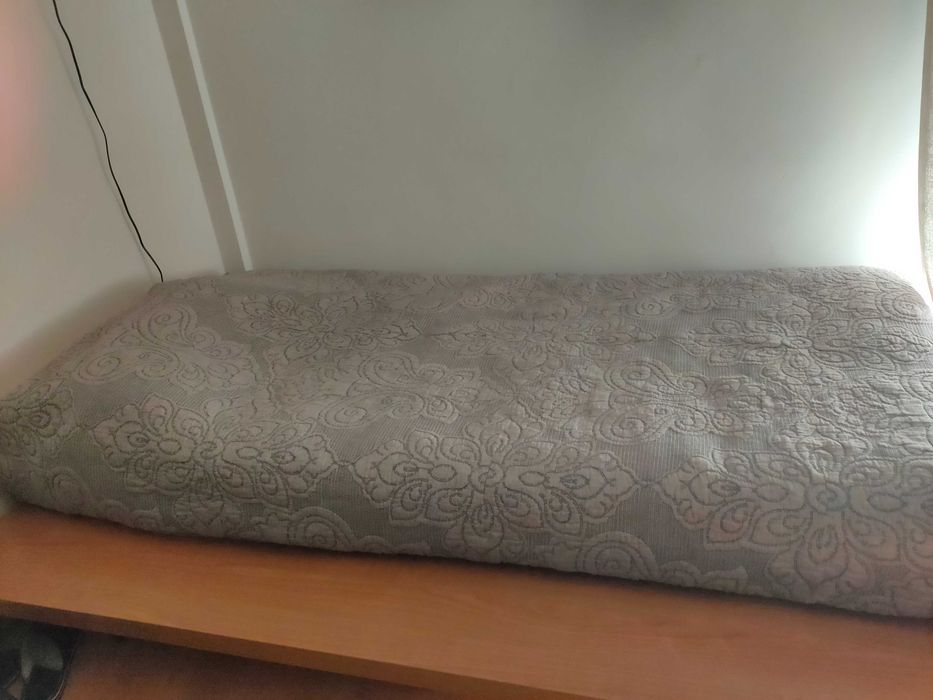 Base cama com rodas em bom estado