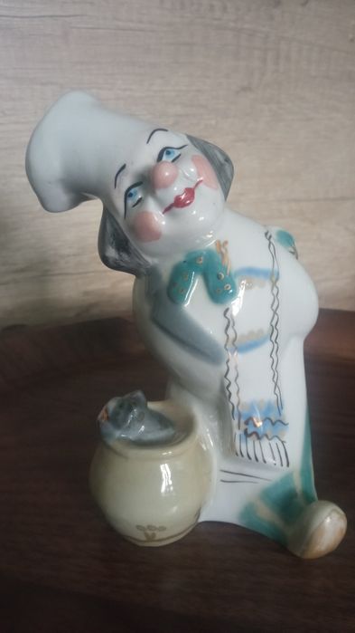 Porcelanowa figurka kucharza z chochlą. Połonne