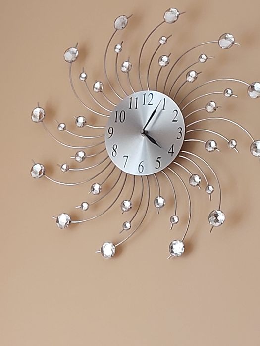 Zegar glamour na sciane  srebrny z krysztalkami