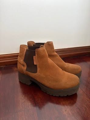 Botas castanhas em camurça