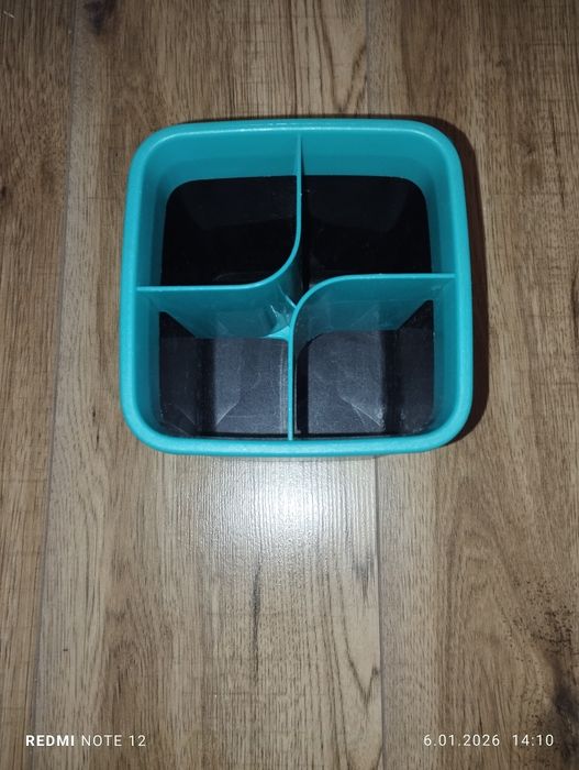Tupperware odciekać na sztućce.