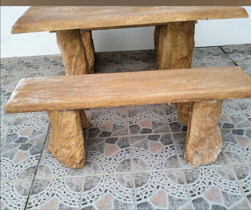 Mesa e bancos em pedra.