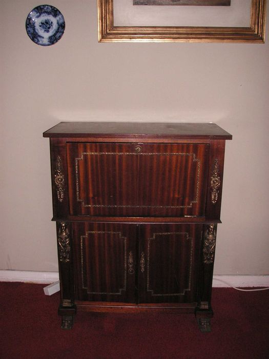 Sala Jantar -  Bar Império, Mesa Redonda de Mogno e Candeeiro Lustre