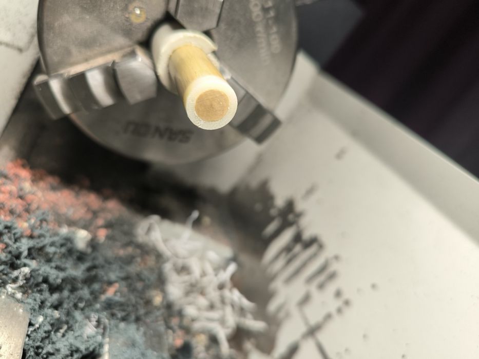 Приклейка, встановлення наклейки на більярдний кий