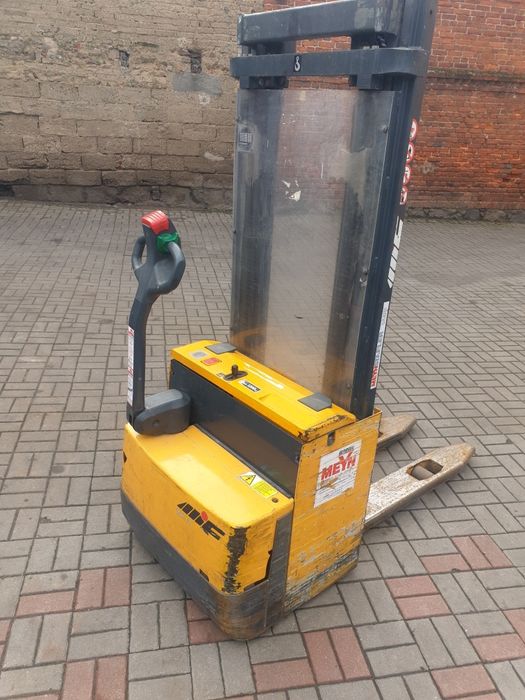 Wózek masztowy elektryczny