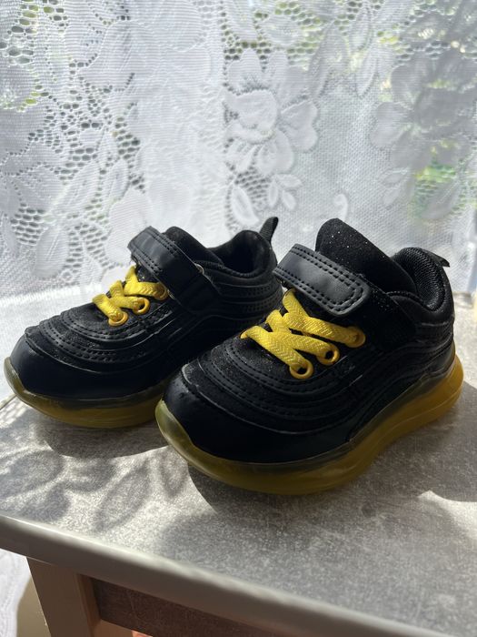 Кросівки дитячі, світяться