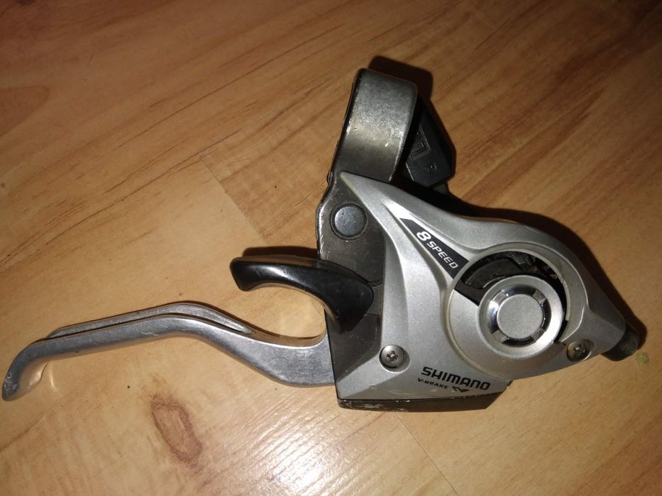 Prawa klamkomanetka Shimano ST-EF-51-8R.