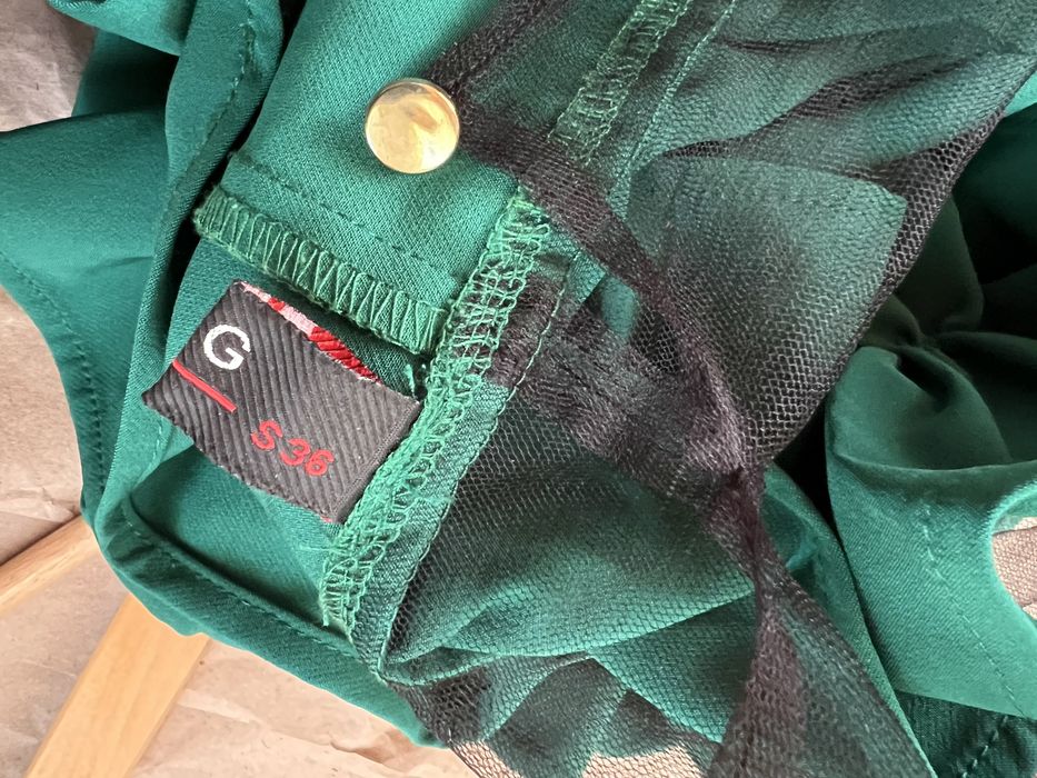 Сукня міні смарагдового кольору з прозорими плечима S/36