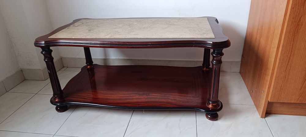 Mesa de centro em madeira e pedra