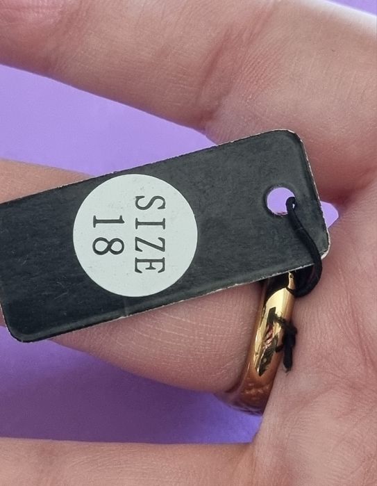 Anel dourado, em aço, cheio de pérolas em cima. T18